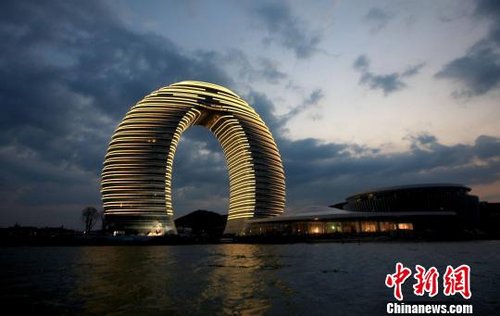 七星酒店似“馬桶蓋” 國內建筑被指迷失中國風