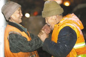 環(huán)衛(wèi)老夫妻掃雪感動(dòng)網(wǎng)友 老大爺為老伴暖手(圖)