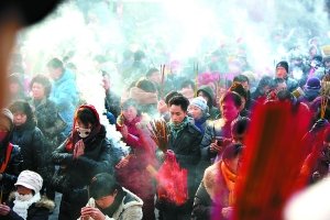 北京:大年初一6.7萬(wàn)余人到雍和宮覲香